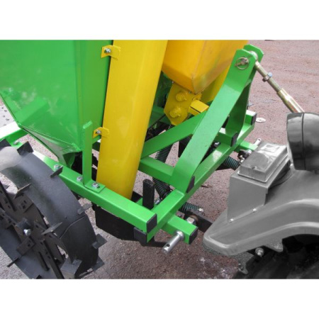 Картофелесажалка BOMET S239 с бачком от интернет-магазина rossel.by