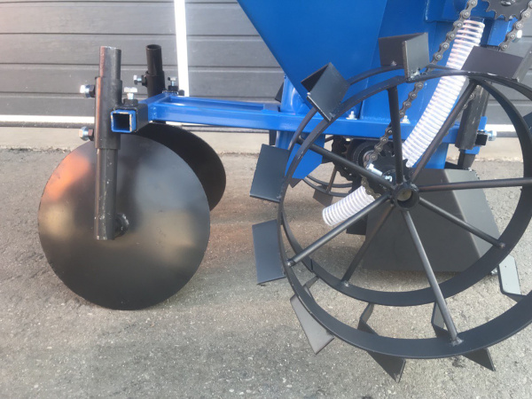 Картофелесажалка КС-01-02 с дозатором для удобрений от интернет-магазина rossel.by