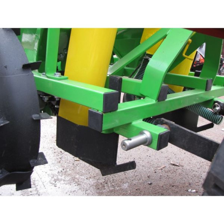 Картофелесажалка BOMET S239 с бачком от интернет-магазина rossel.by