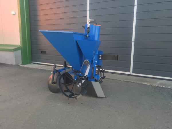 Картофелесажалка КС-01-02 с дозатором для удобрений от интернет-магазина rossel.by