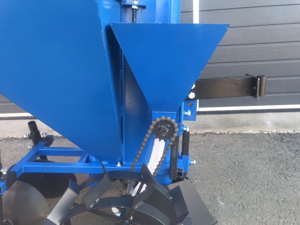 Картофелесажалка КС-01-02 с дозатором для удобрений от интернет-магазина rossel.by